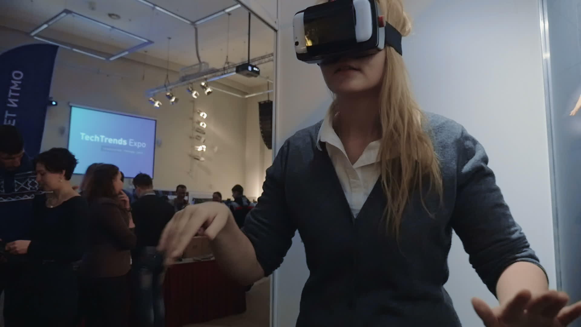女性在技术消毒领域探索虚拟现实视频的预览图