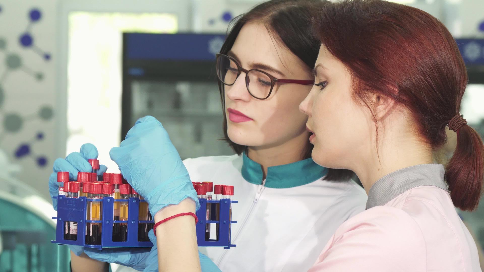 两名从事血液测试管工作的年轻女性研究人员视频的预览图