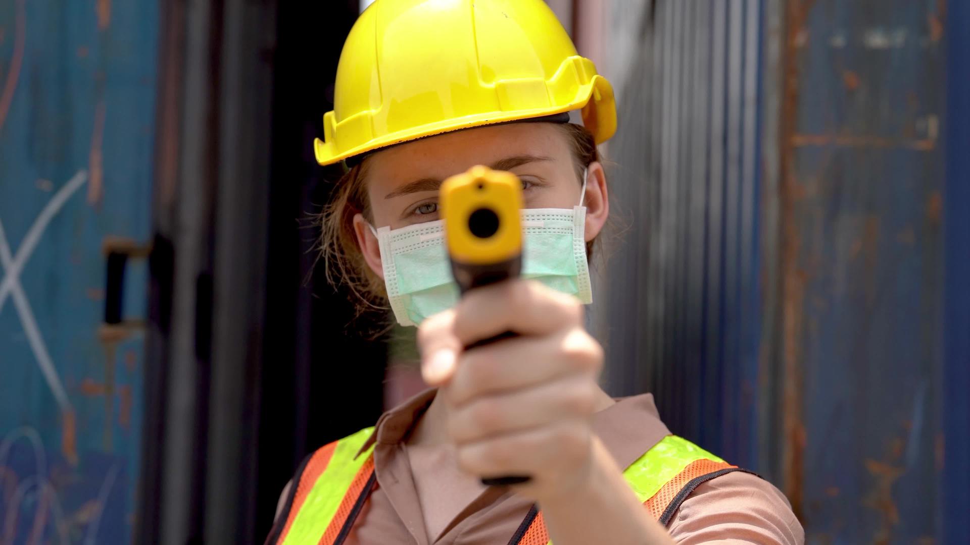 女工安全行业戴口罩用非接触红外温度计测量温度视频的预览图