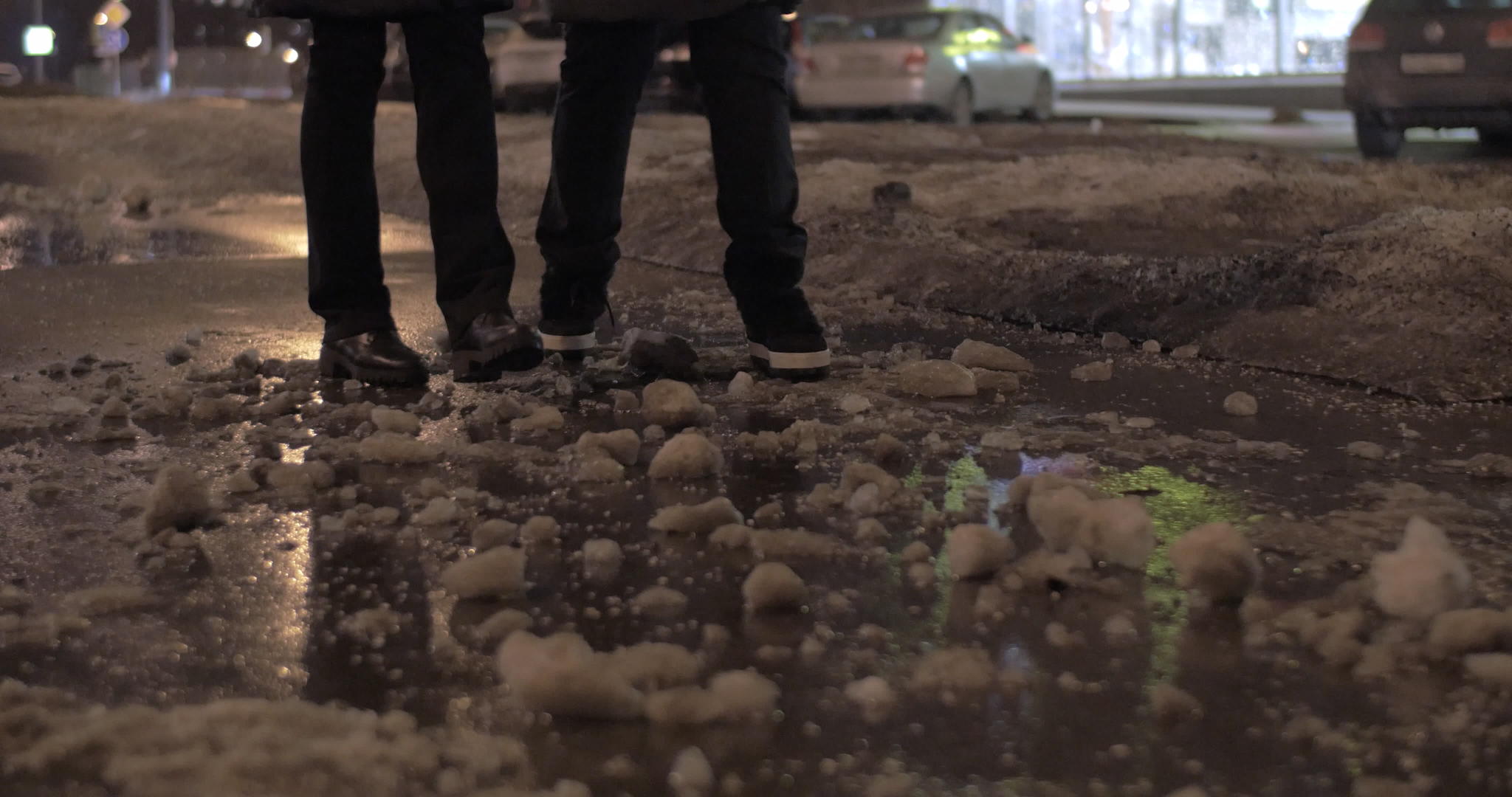 两个人晚上在冬城走来走去视频的预览图