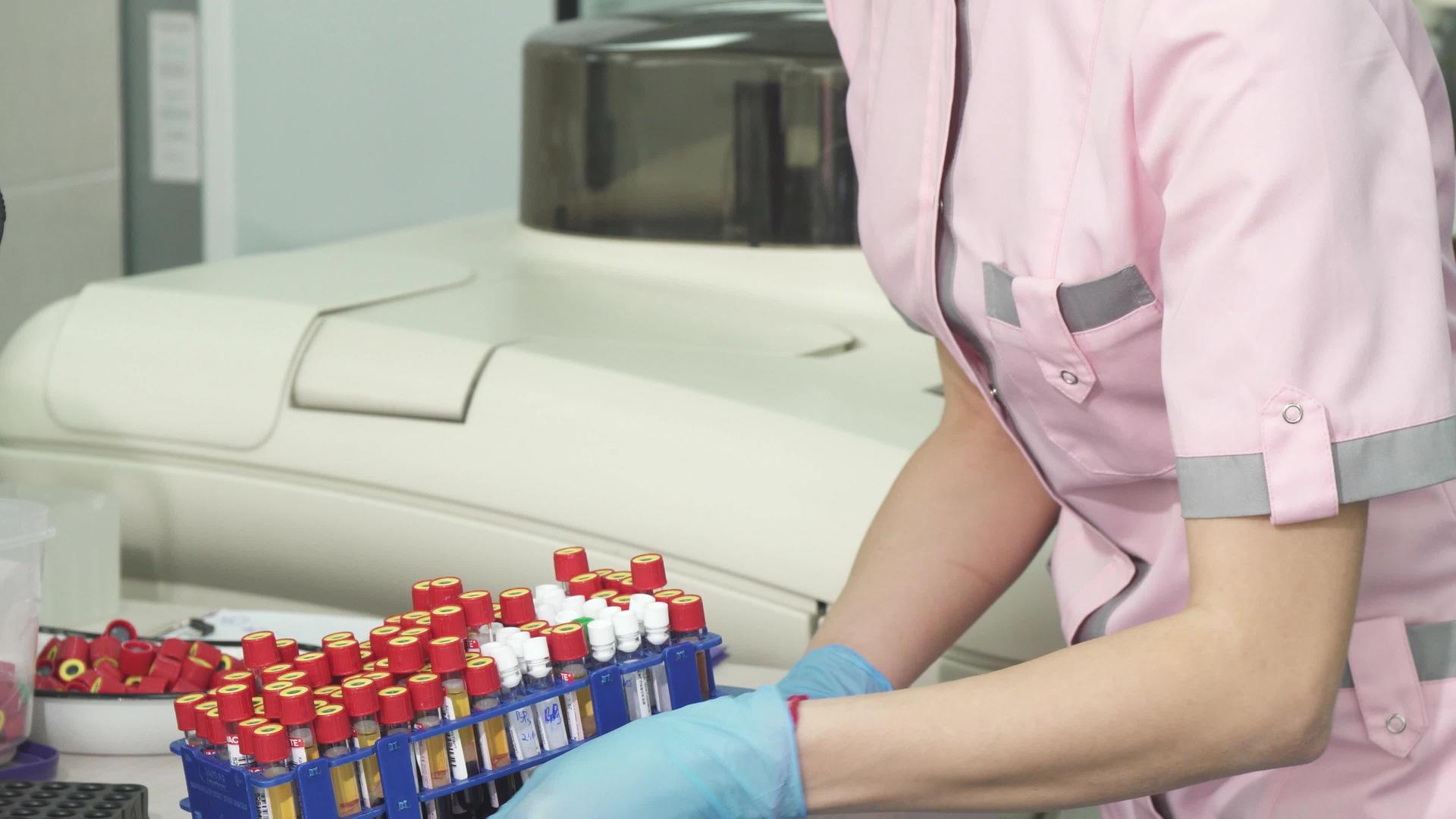 一位科学家在与血样合作时做了笔记视频的预览图
