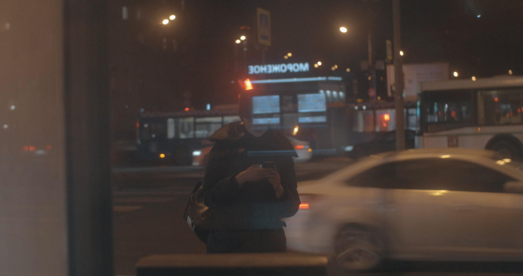 夜间城市公共汽车站的女囚牢房视频的预览图