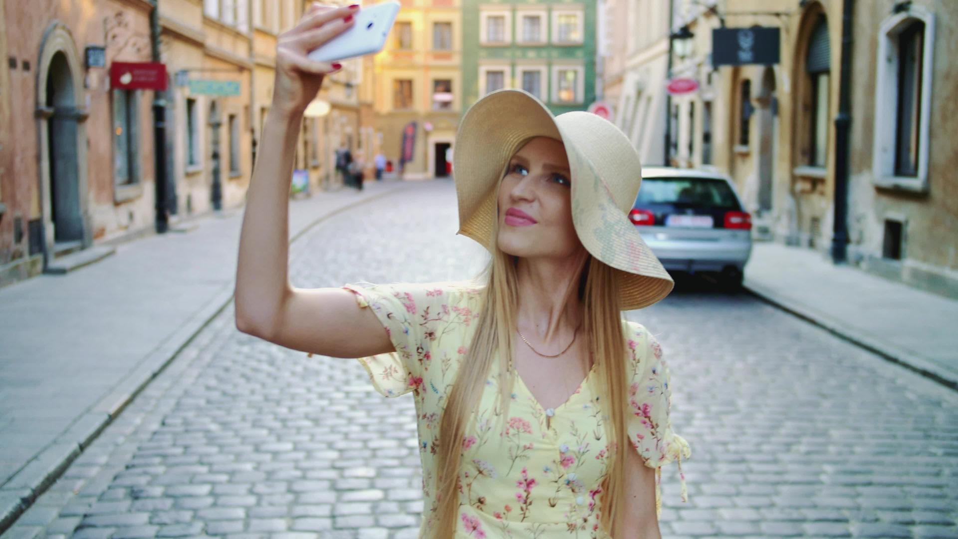女性在广场上自拍迷人的年轻女性视频的预览图