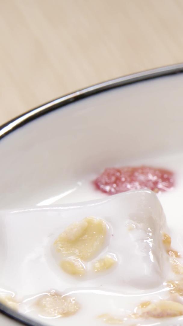 用勺子舀一勺早餐酸奶视频的预览图