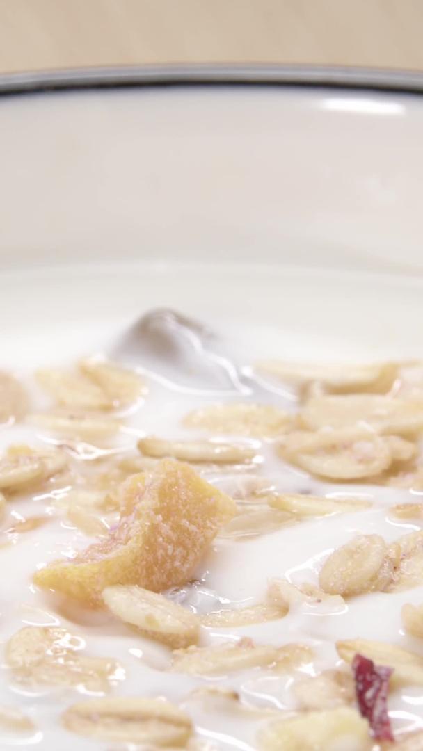 用勺子舀一勺早餐酸奶视频的预览图