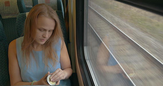 火车上装有口袋玻璃的妇女视频的预览图