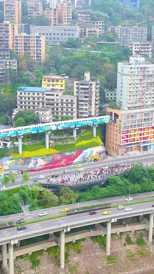 重庆李子坝轻轨站航拍观景平台游客视频的预览图