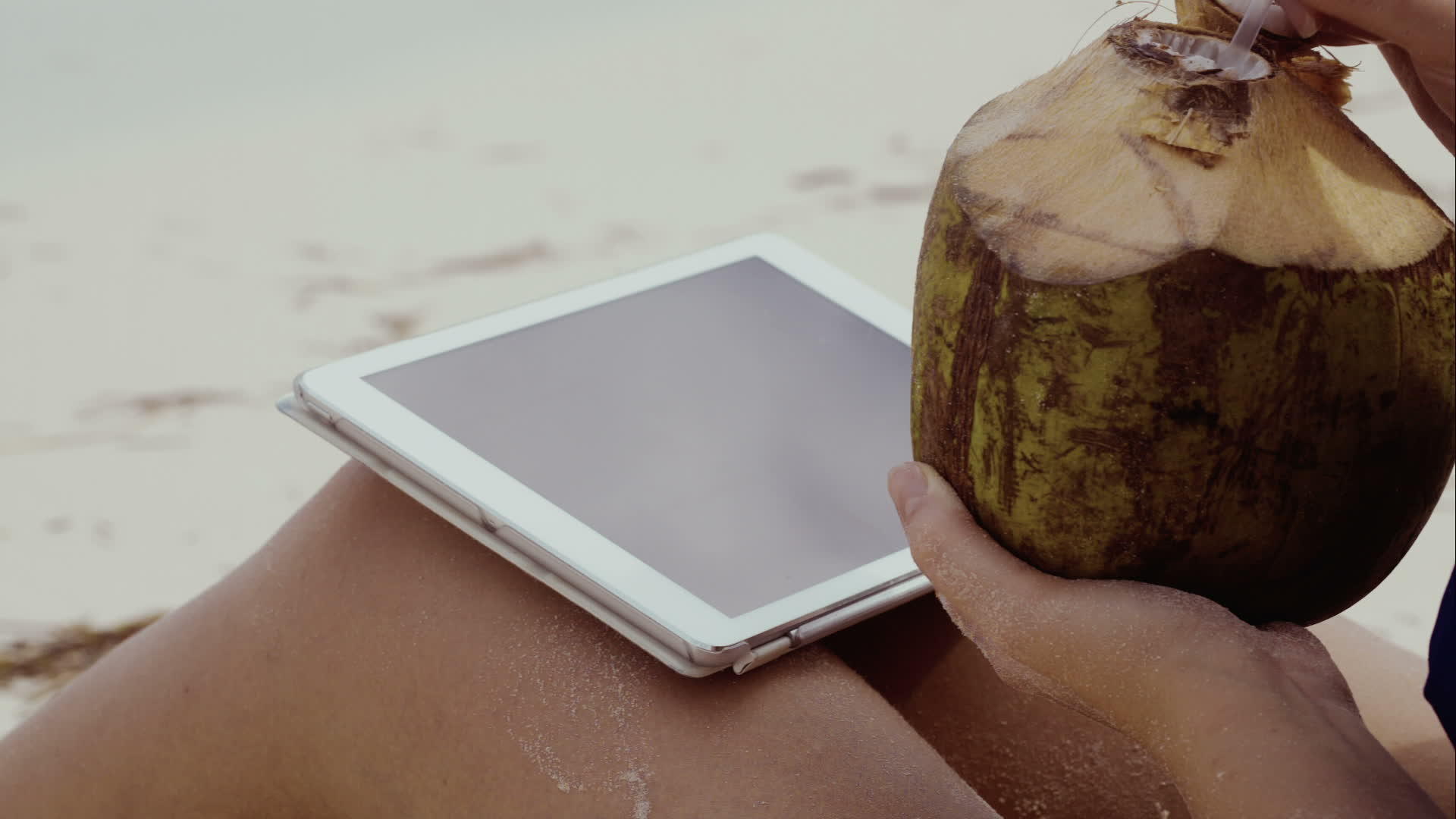 女性使用触摸垫和椰子饮料视频的预览图