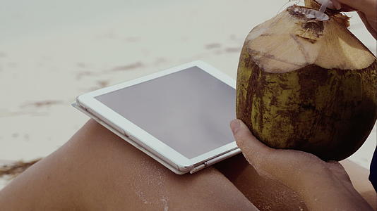 女性使用触摸垫和椰子饮料视频的预览图