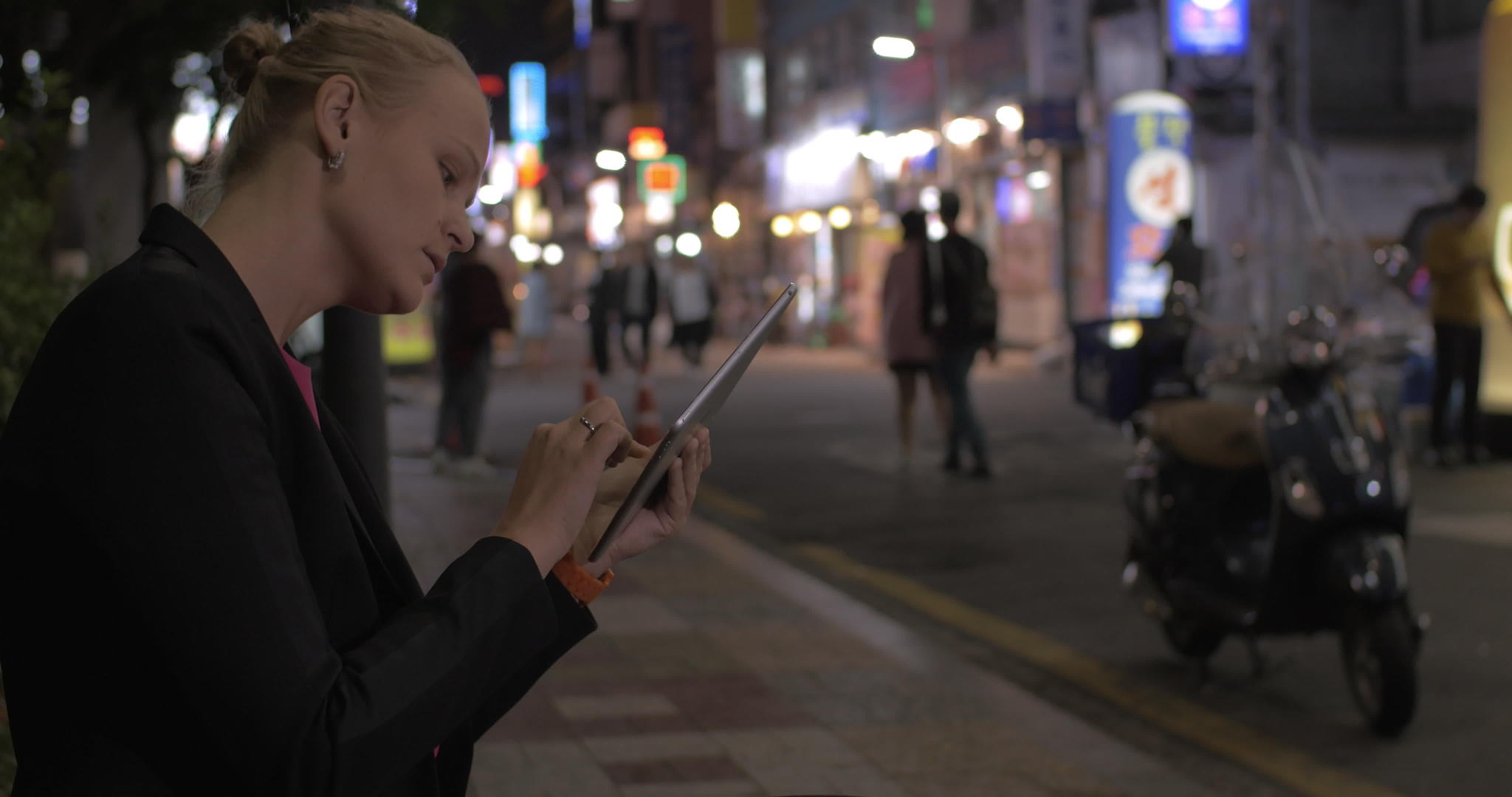 妇女在朝鲜夜城街的床上工作视频的预览图