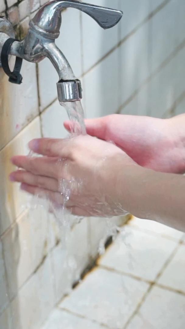 特写女孩的手在洗手池里洗手视频的预览图