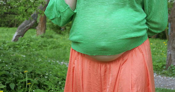 孕妇在户外舒缓腹部视频的预览图