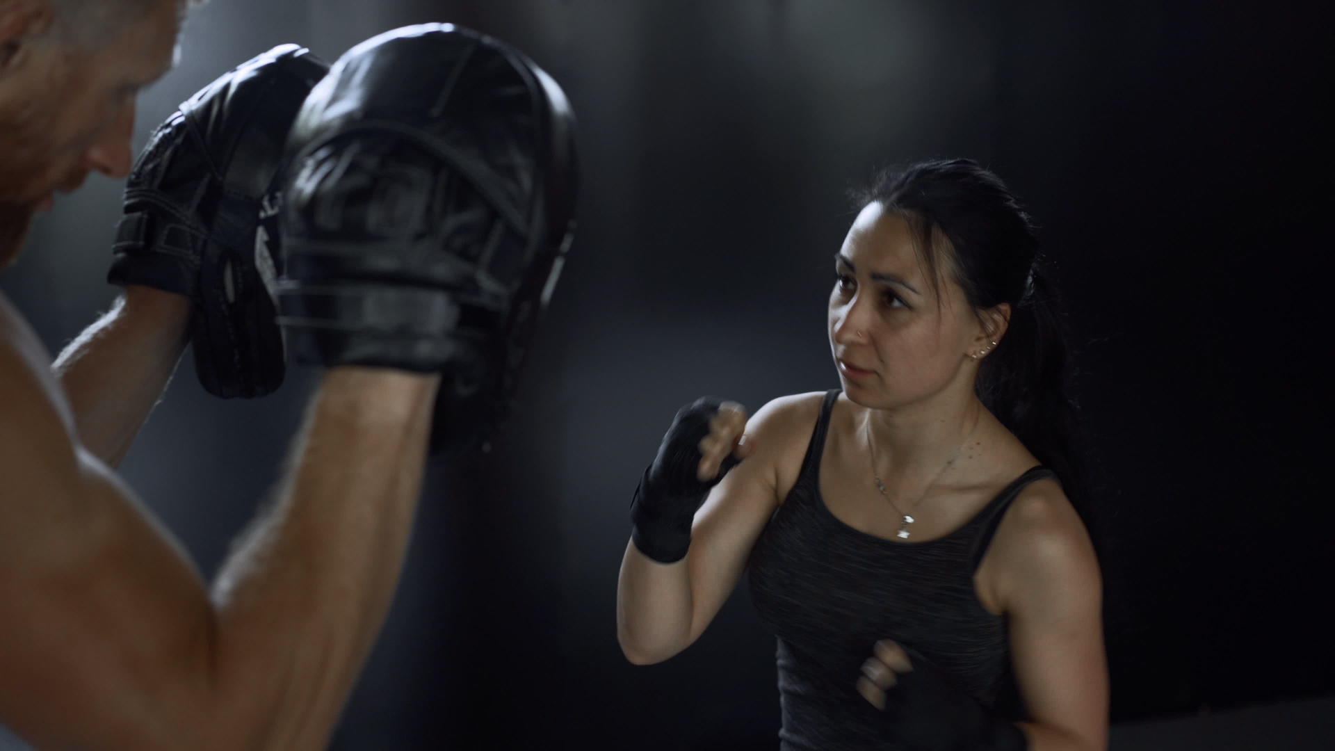 女子训练拳击私人教练视频的预览图
