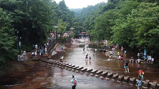 邛崃天台山景区玩水的人群航拍视频的预览图