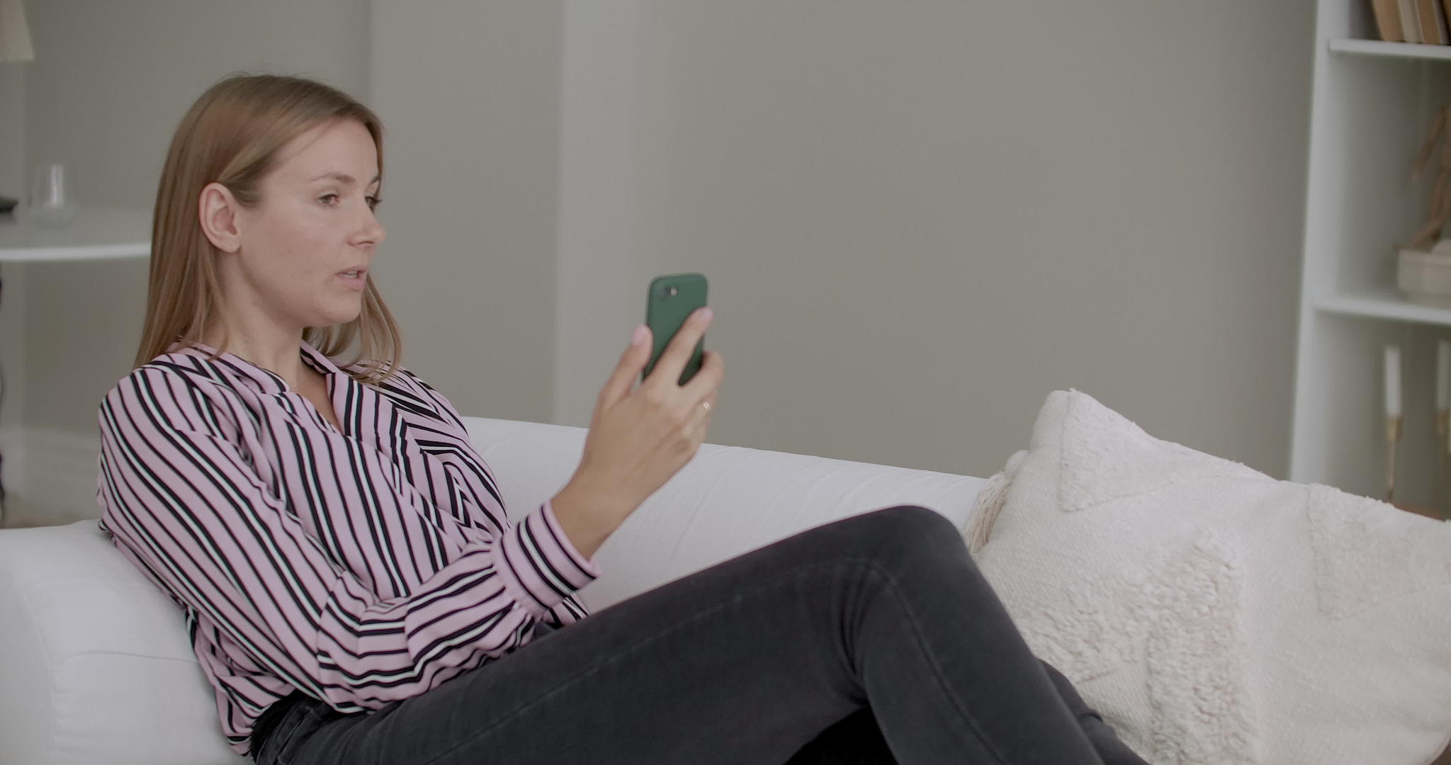 女性正在使用现代智能手机视频的预览图