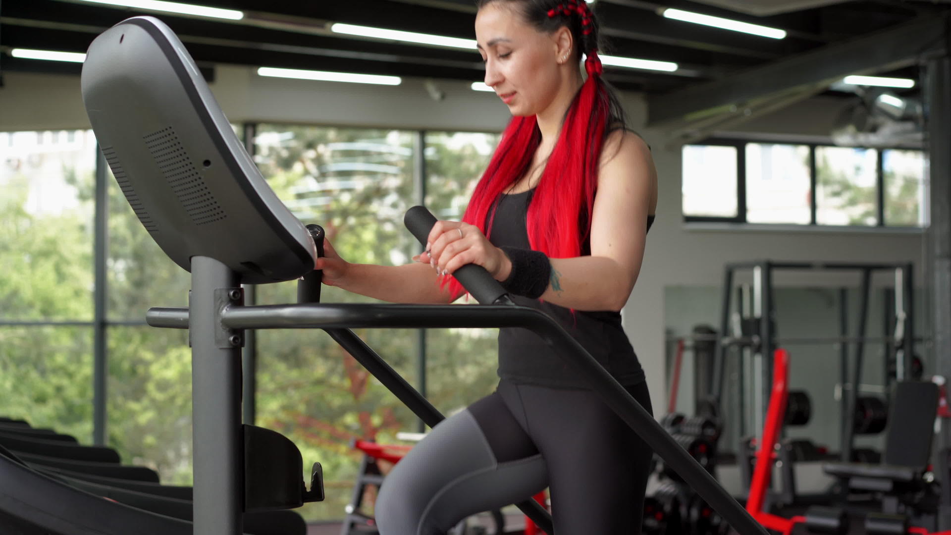 女性训练双腿锻炼臀部在楼梯上做阶梯运动机械体操和健身视频的预览图