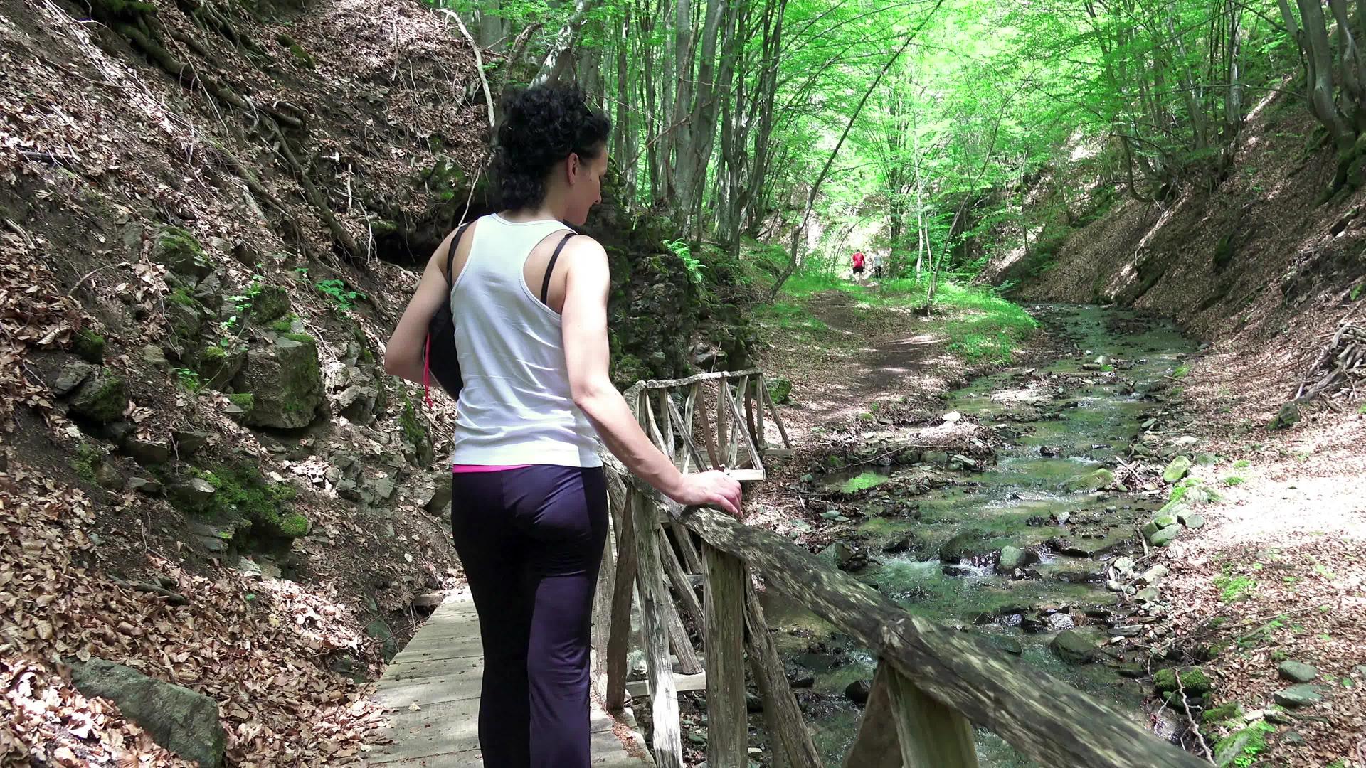 迷人的性感女性喜欢在雨林小径上徒步旅行视频的预览图