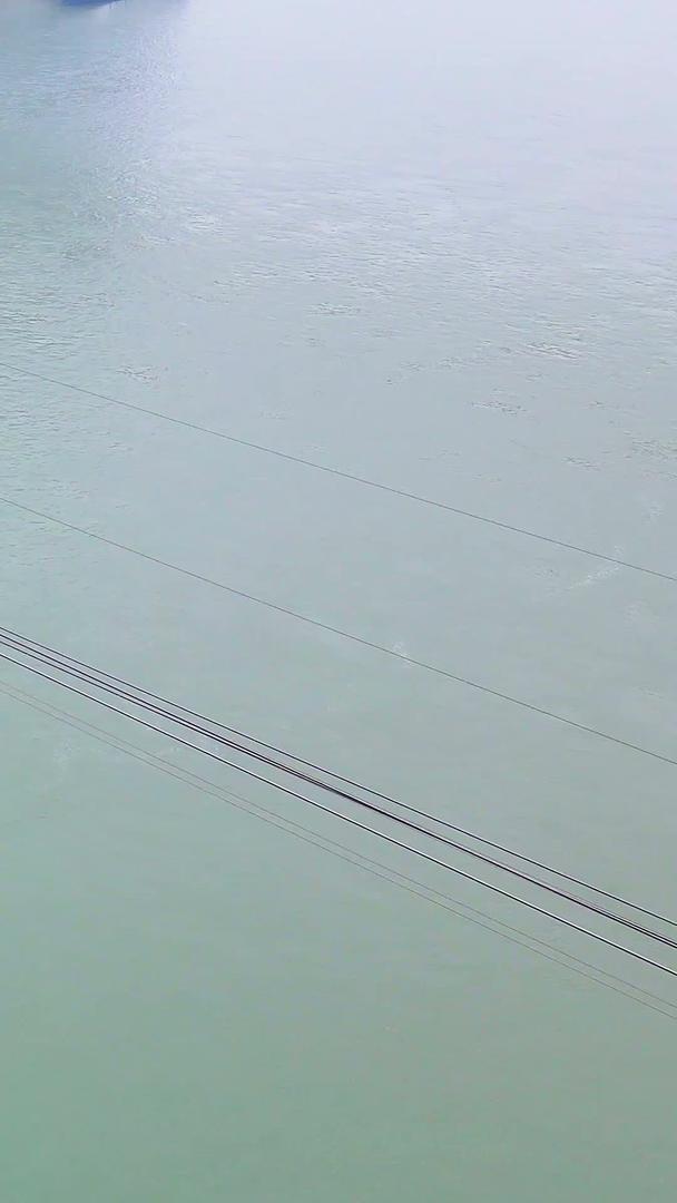 重庆长江索道航拍绿色江水观光缆车视频的预览图