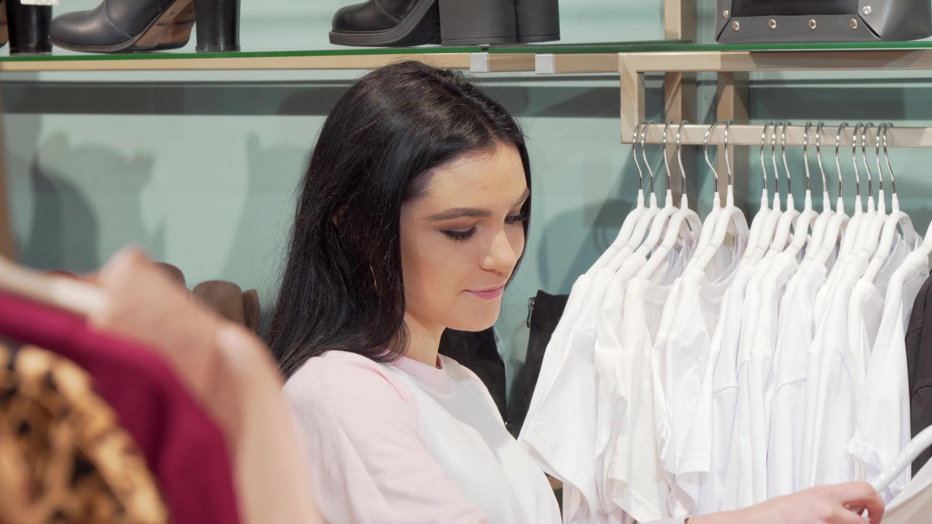 有吸引力的年轻女性享受新衣服购物视频的预览图