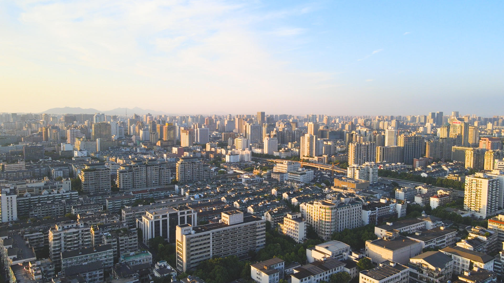 杭州城西湖区城市建筑黄昏下航拍4K视频的预览图