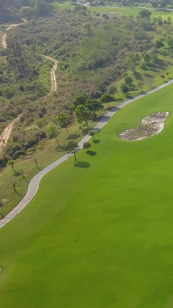 高清晰度航拍高尔夫球场风景绿地春天视频的预览图