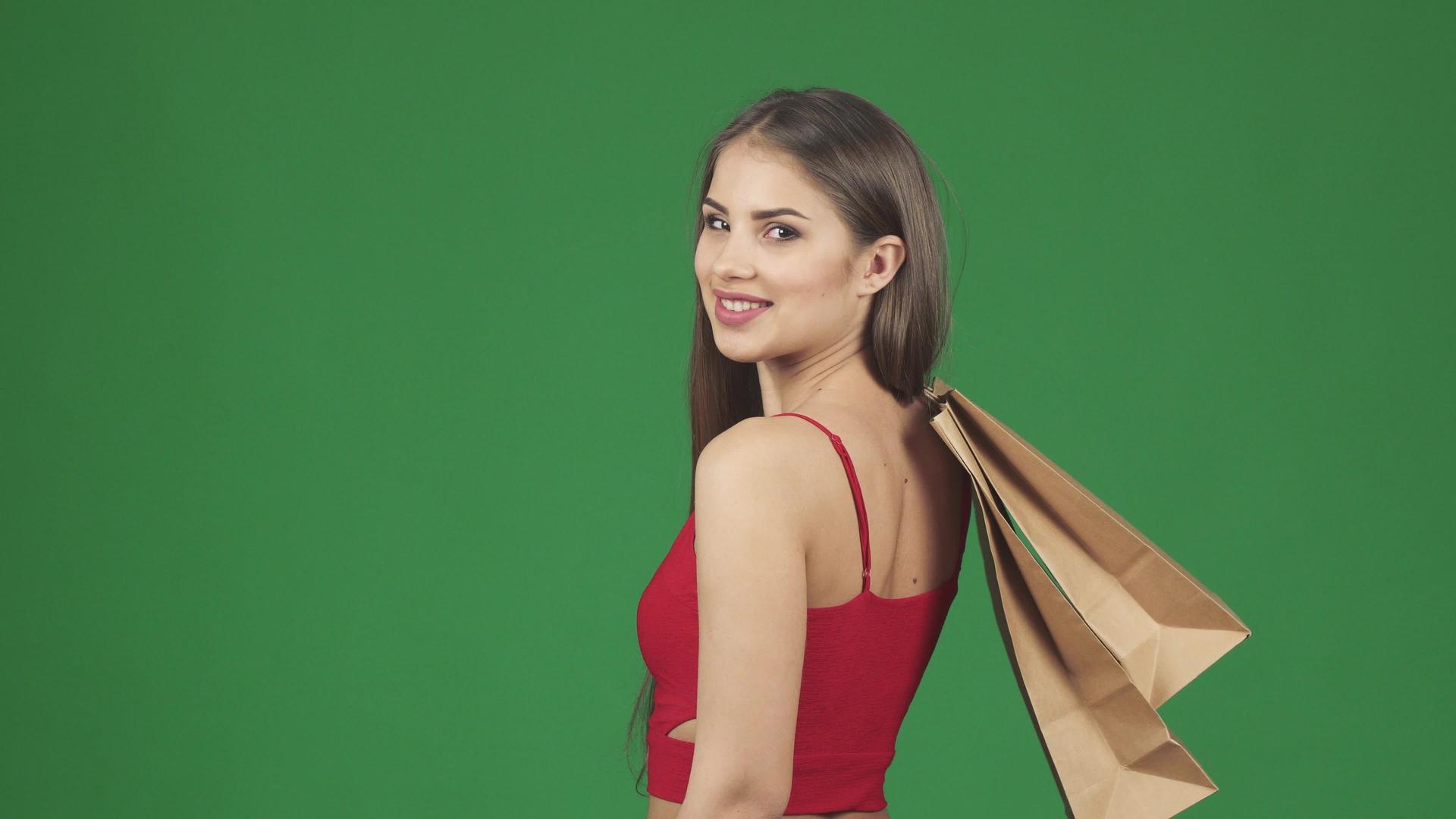 快乐美丽的女人微笑着拿着购物袋视频的预览图