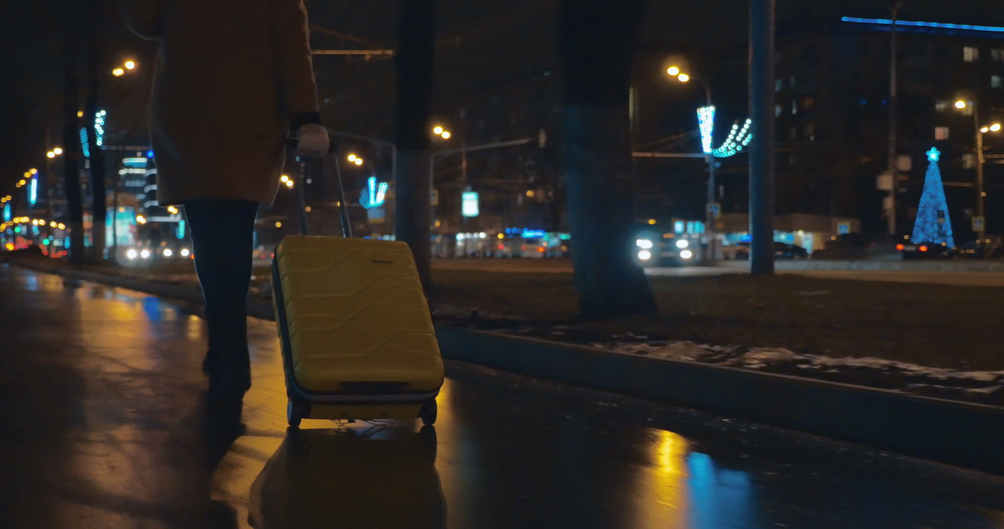 在城市街道上妇女带着手推车袋在街上行走视频的预览图