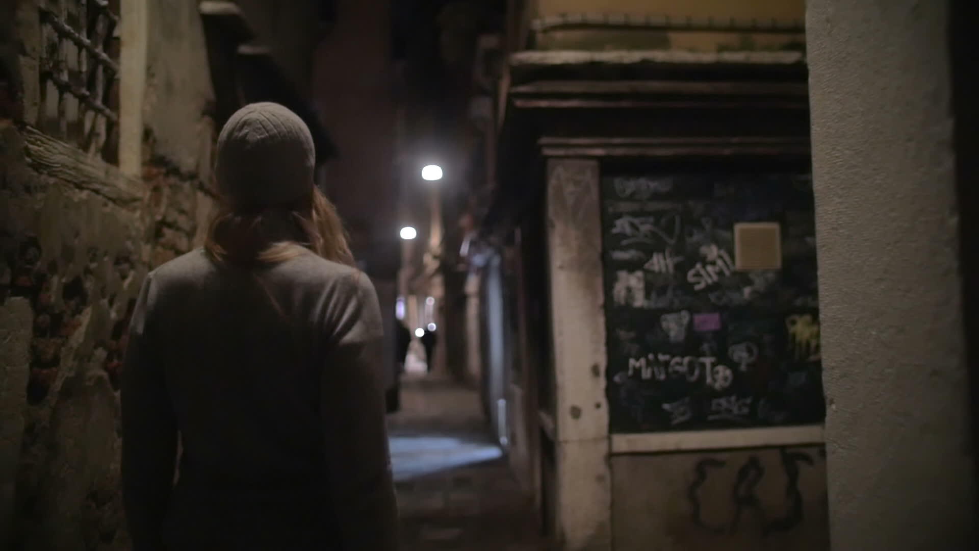 女人晚上在黑暗的小巷里游荡视频的预览图
