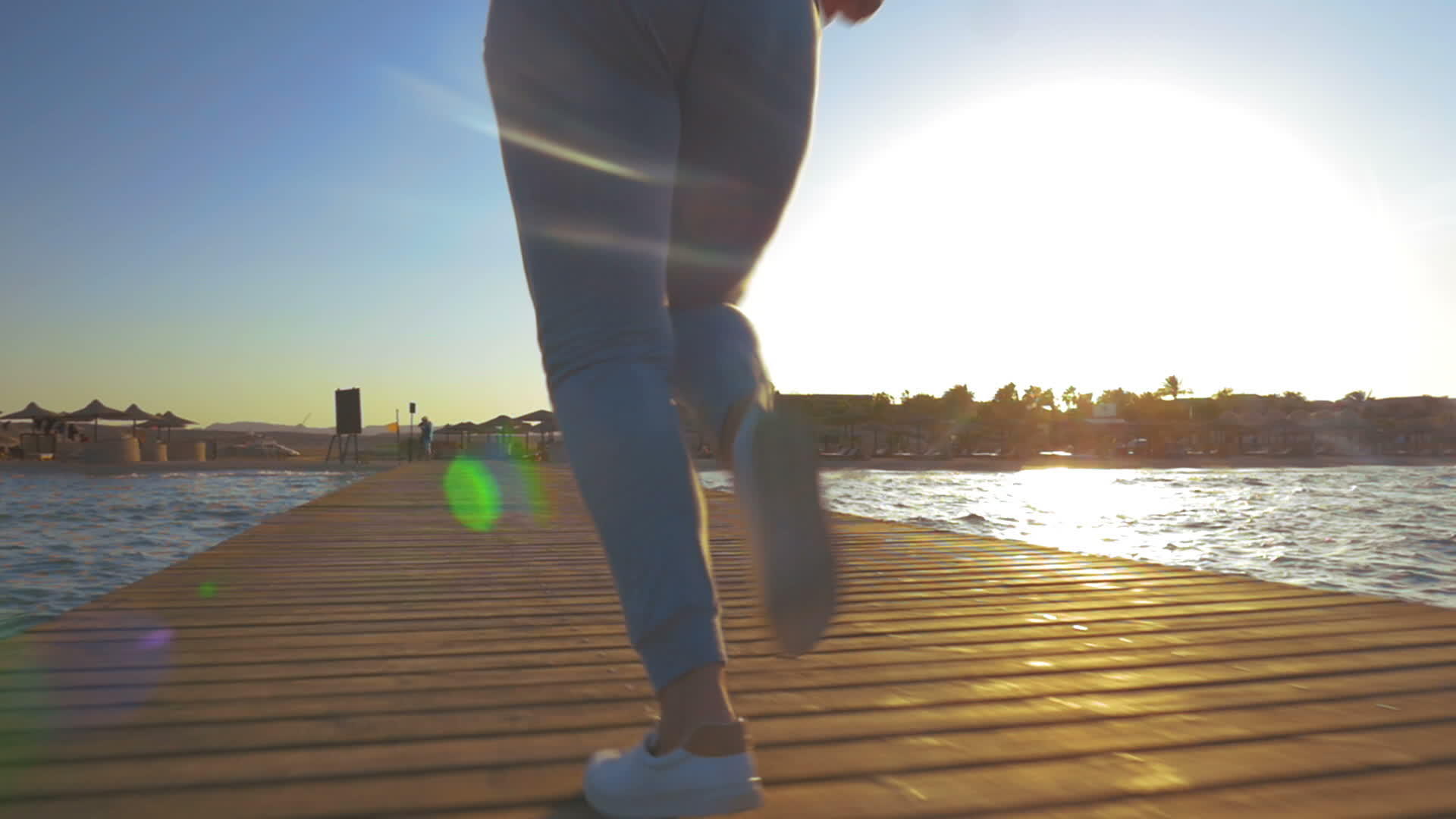 日落时在木码头跑来跑去视频的预览图