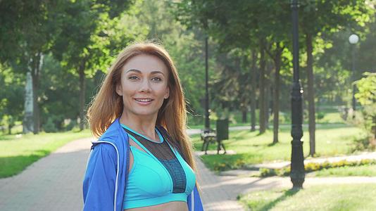 快乐的女运动员在公园里奔跑视频的预览图