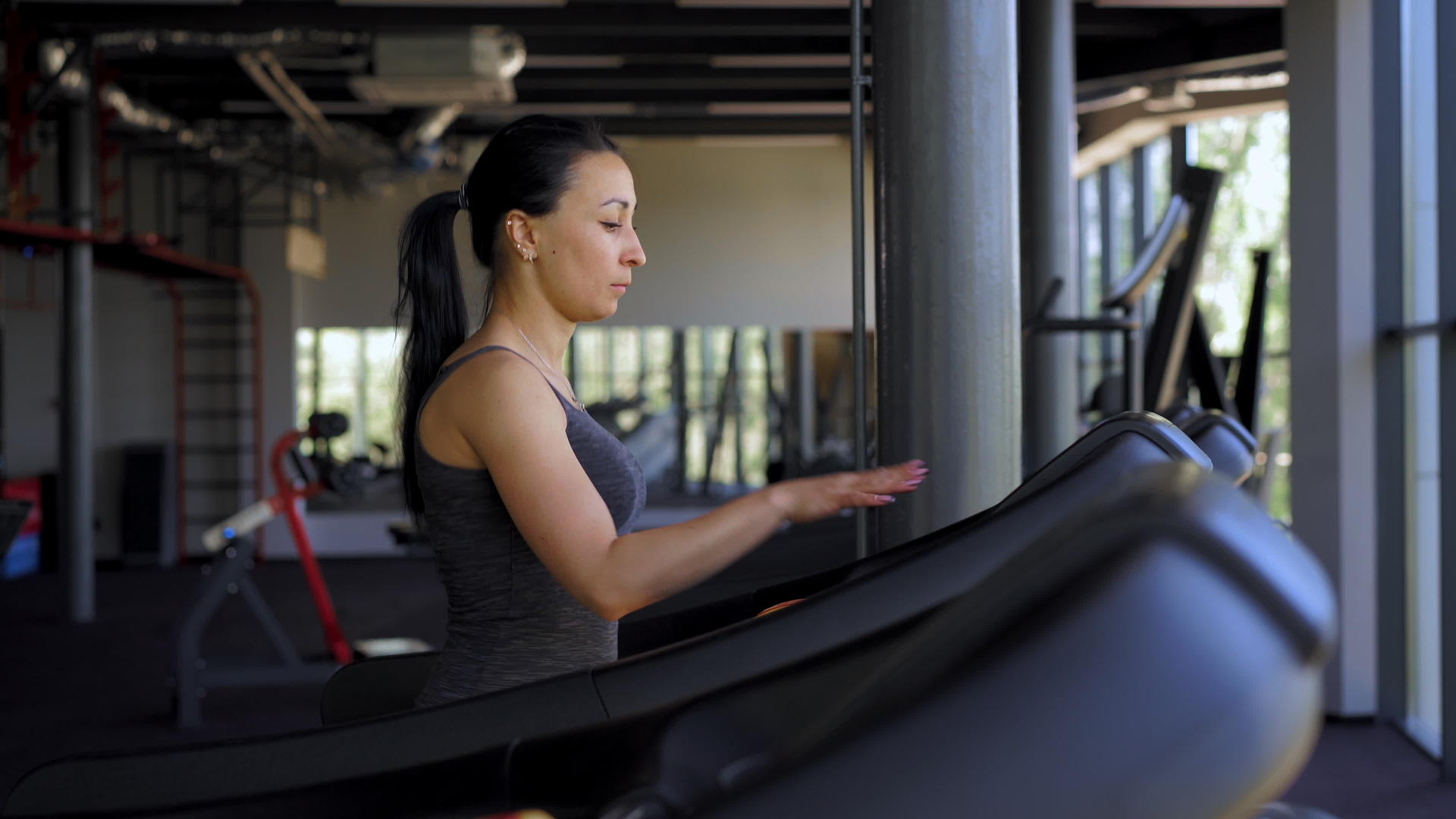 女子跑步机健身房运动员慢跑室内减肥运动慢跑有氧运动视频的预览图