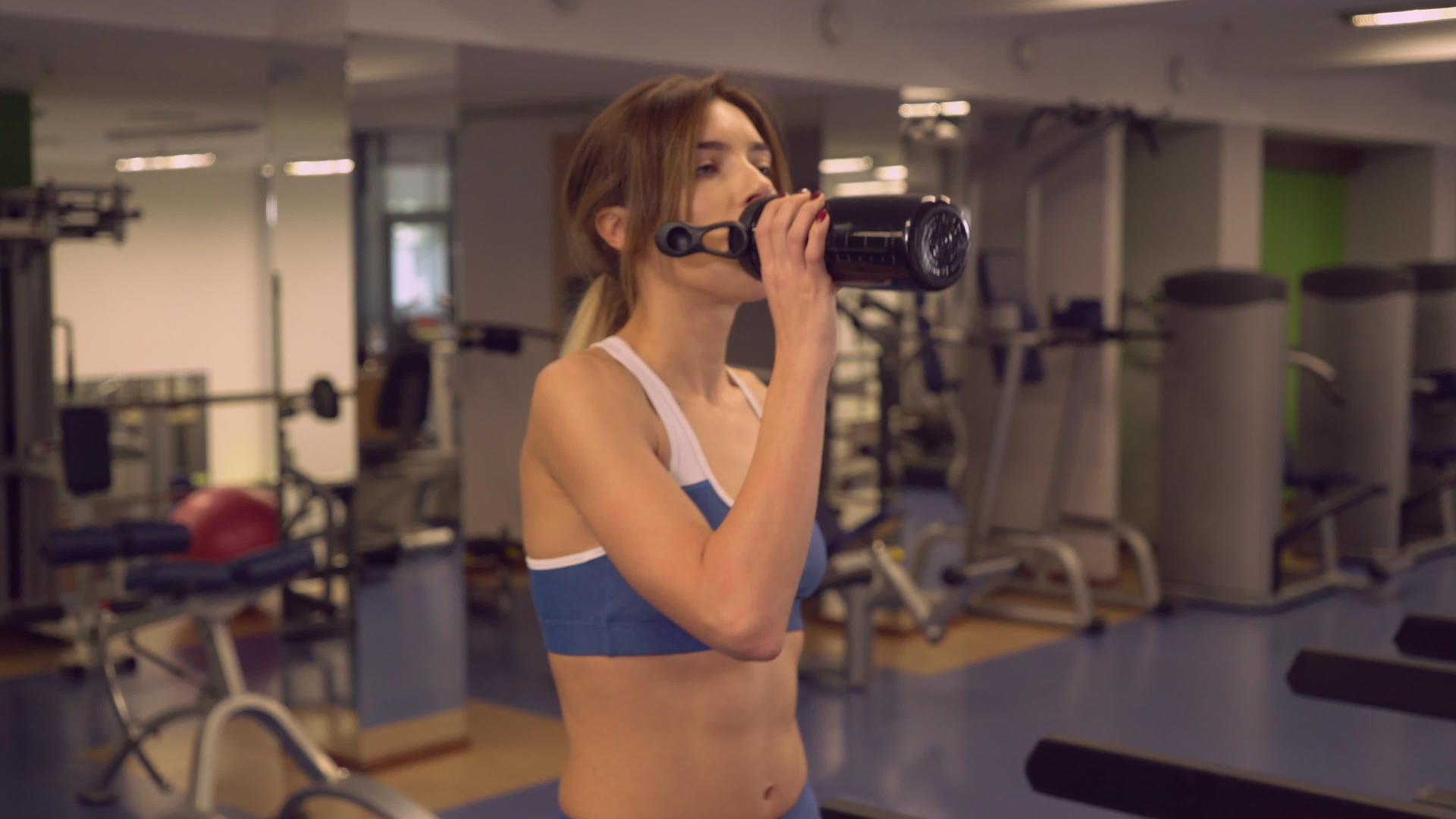 女运动员在心血管机器上喝特殊饮料视频的预览图
