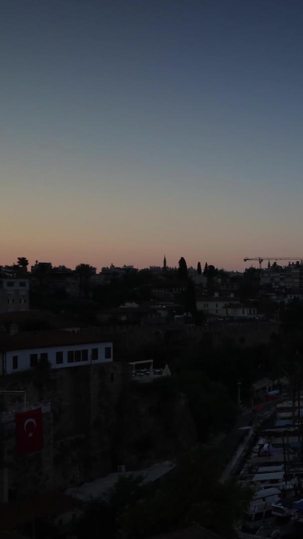 土耳其著名的旅游城市安塔利亚老城港口夜间出行延迟视频视频的预览图