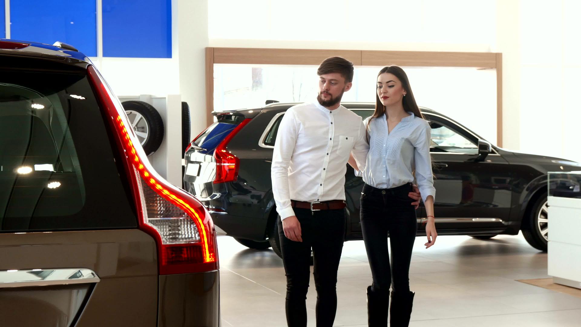 一对夫妇在汽车经销店散步视频的预览图