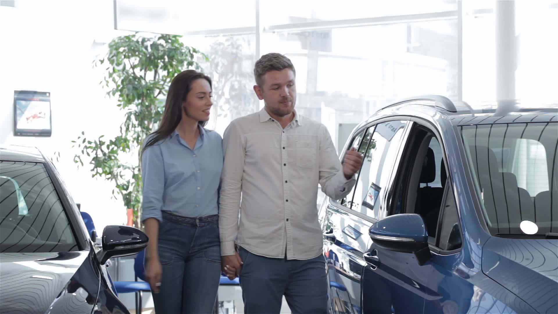 情侣们来到经销店的蓝色SUV视频的预览图