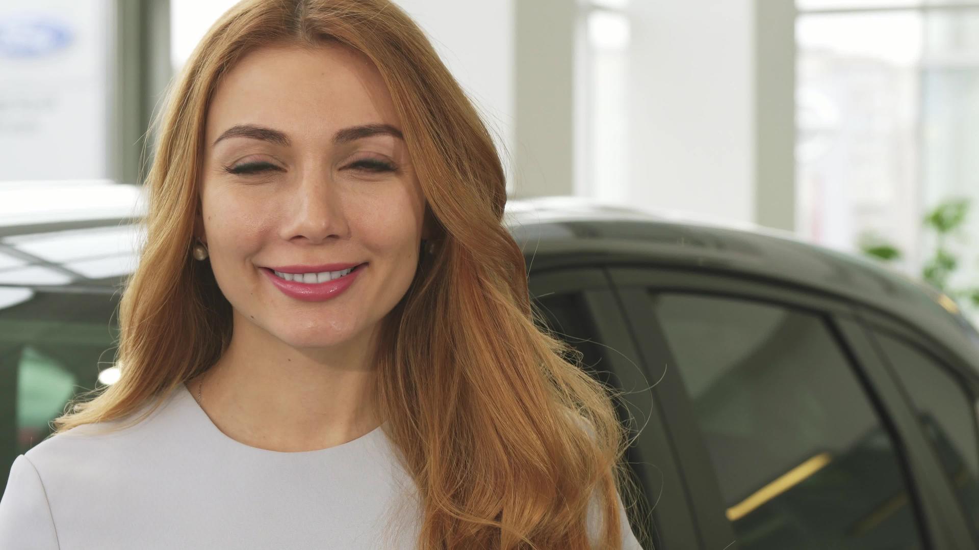 快乐迷人的女人微笑着展示车钥匙视频的预览图