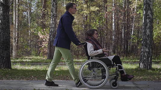 和男朋友一起坐轮椅的女人视频的预览图
