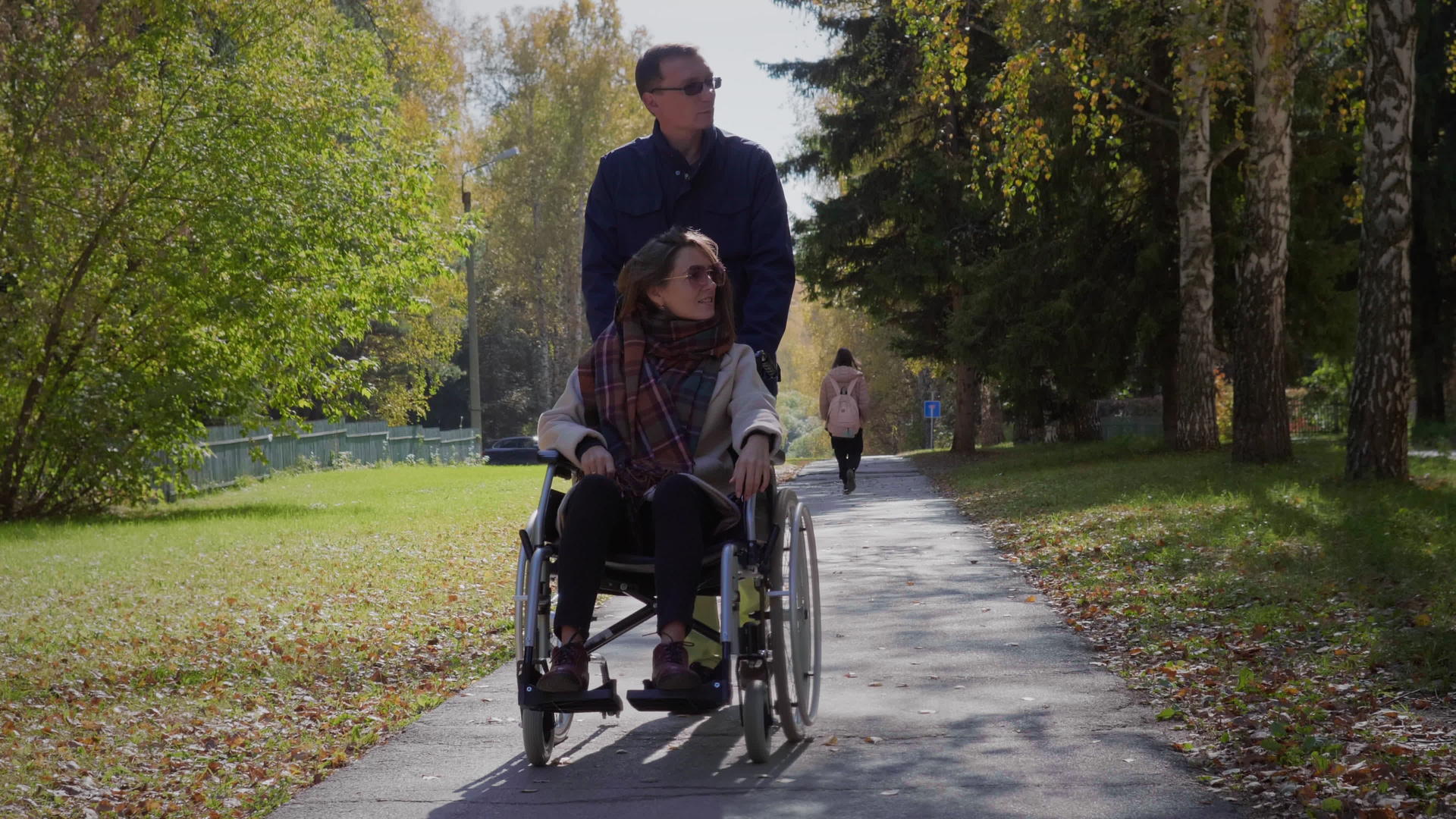 秋天和男朋友坐轮椅的女人视频的预览图