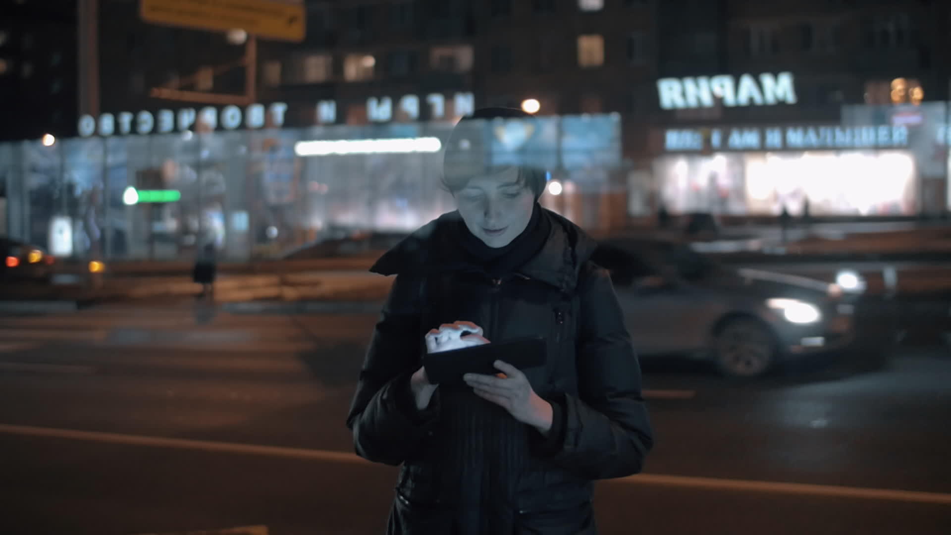 晚上街上有女性平板电脑视频的预览图