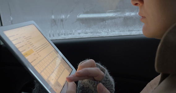 简单的汽车聊天使用平板电脑视频的预览图