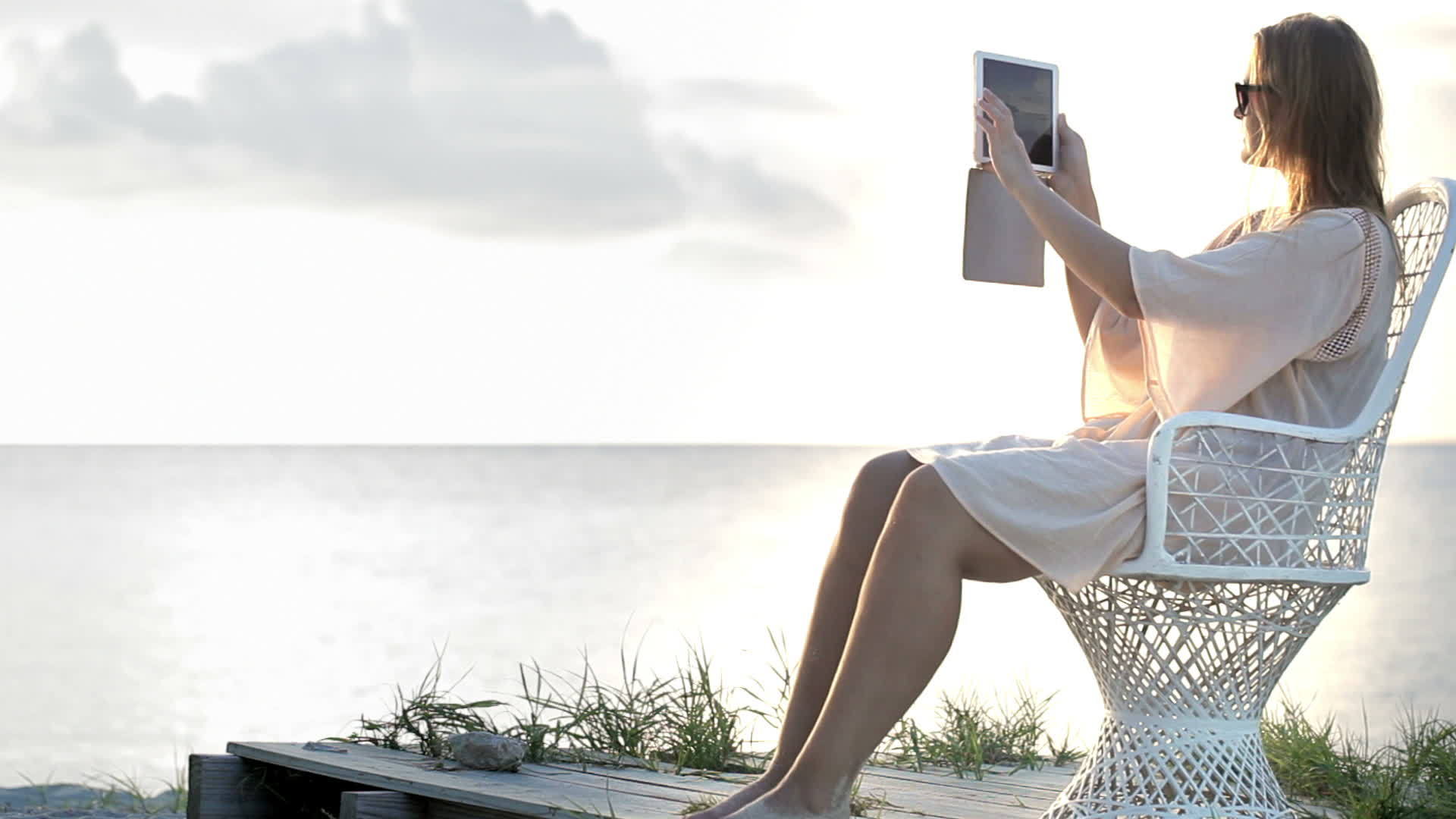 女人在海边用垫子拍照视频的预览图