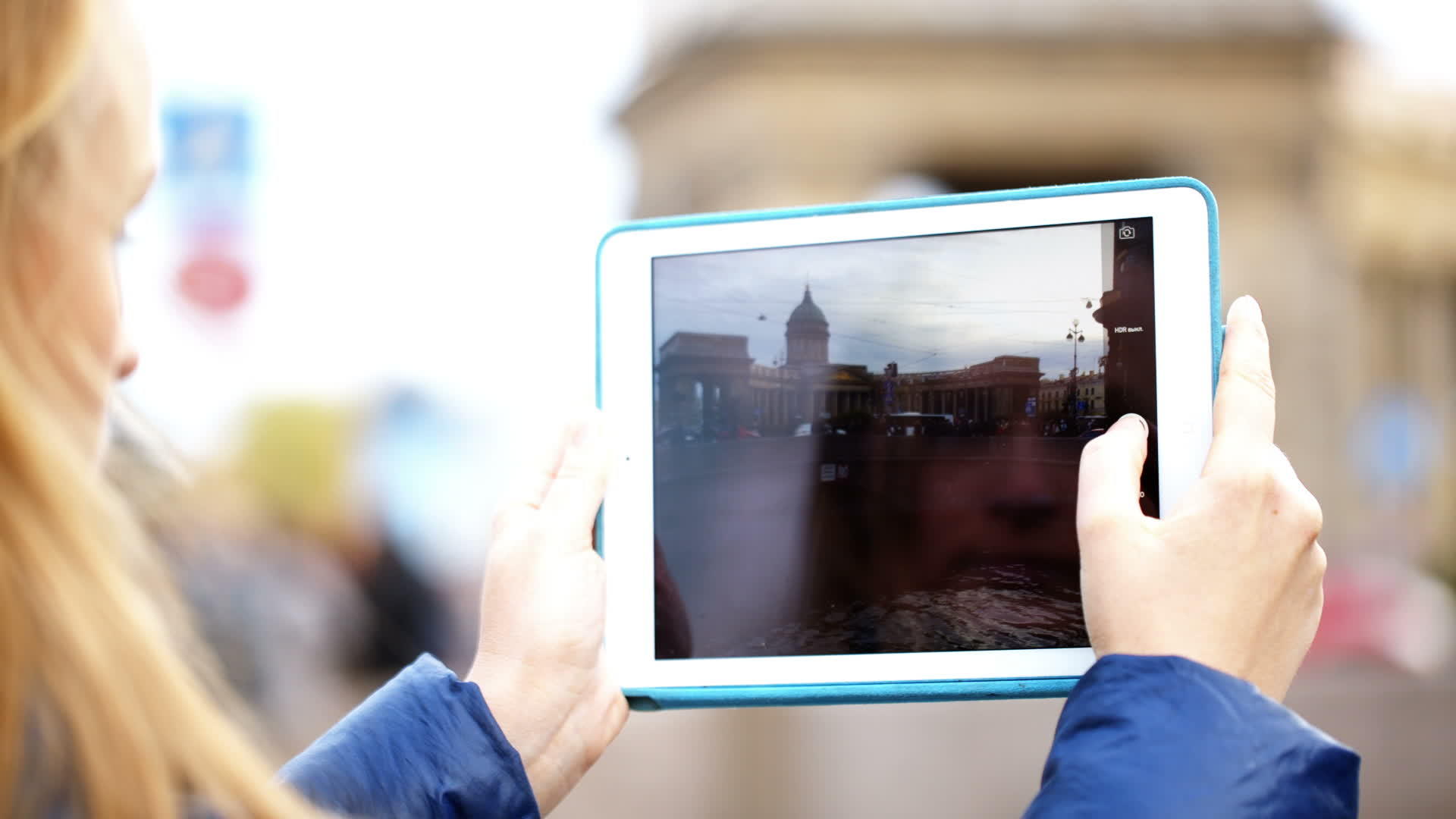 女人用她的垫子拍摄Kazan大教堂的照片视频的预览图