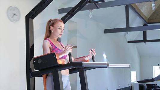 女训练员在健身中心训练低腹肌视频的预览图