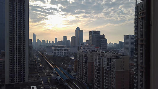 晚霞落日下武汉空无一人的轻轨站和道路视频的预览图
