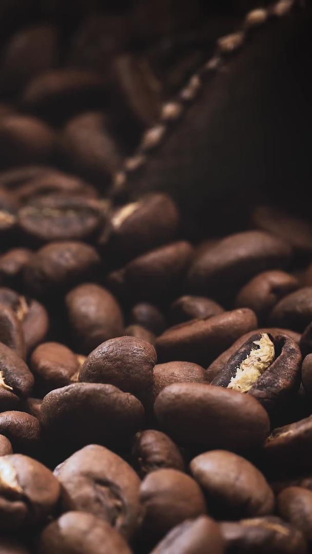 在光影流动下咖啡豆的纹理表现视频的预览图