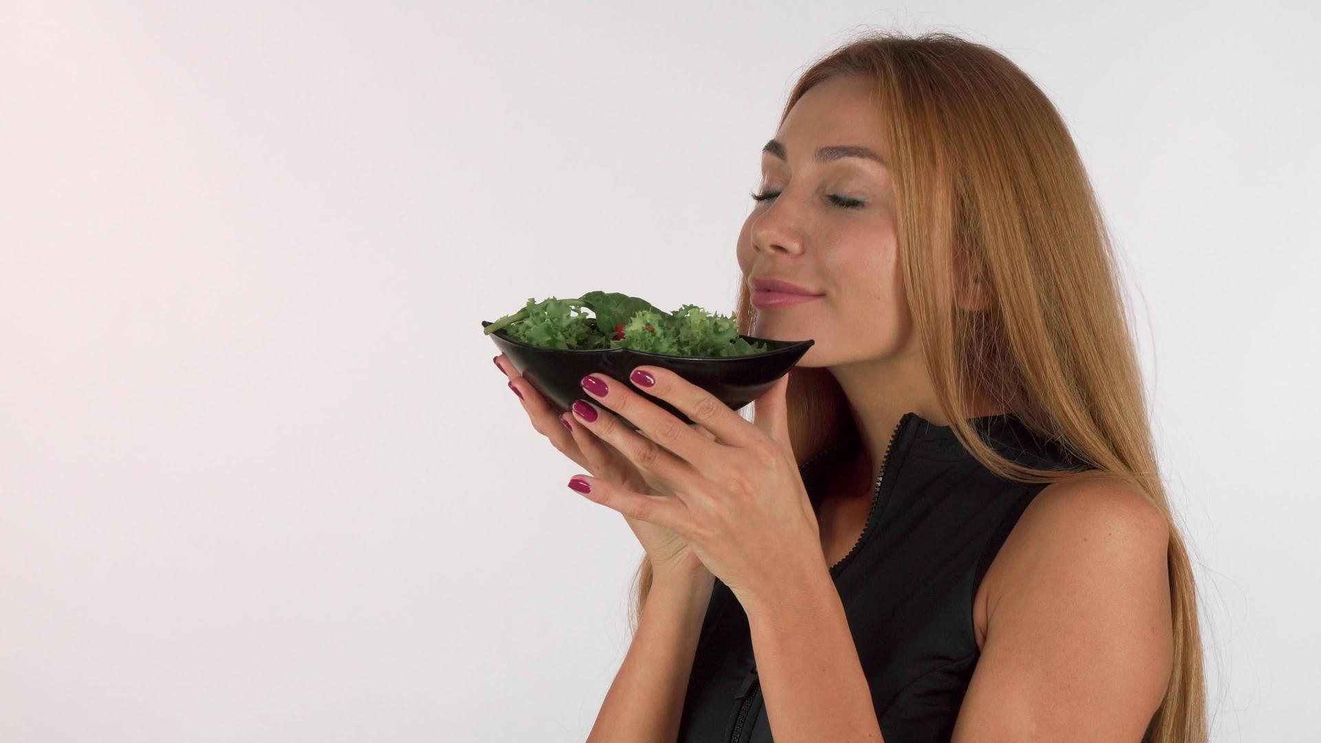 快乐健康的女性享受新鲜美味的沙拉香味视频的预览图