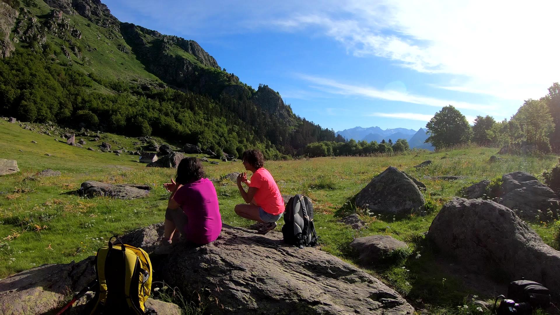 两名远足妇女躺在法国比利牛斯山的石头上视频的预览图