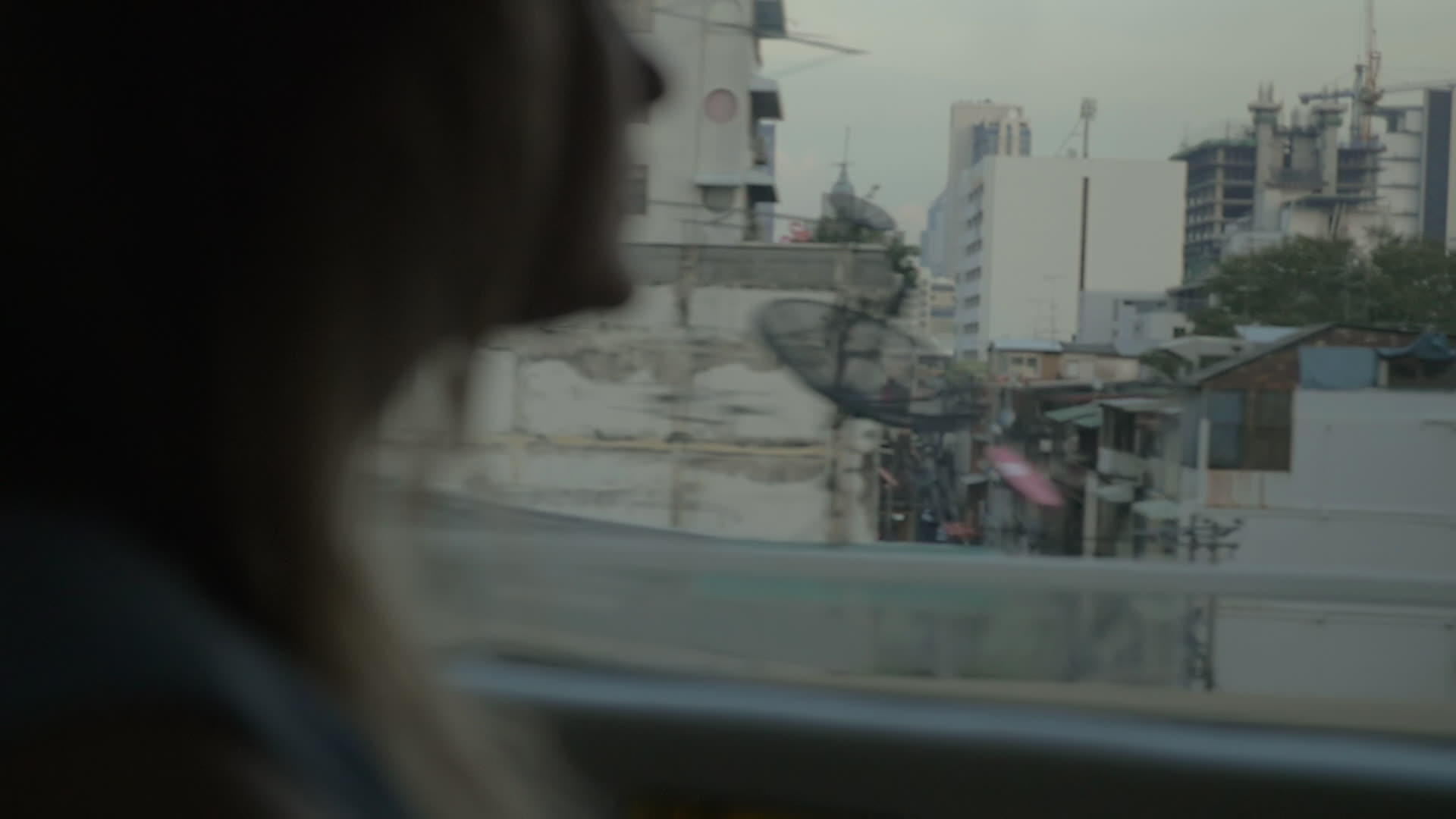 在泰国的Bangkok一些妇女坐公共汽车旅行视频的预览图