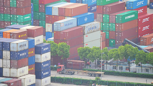 城市物流集装箱港口码头川流不息的货车4k素材视频的预览图
