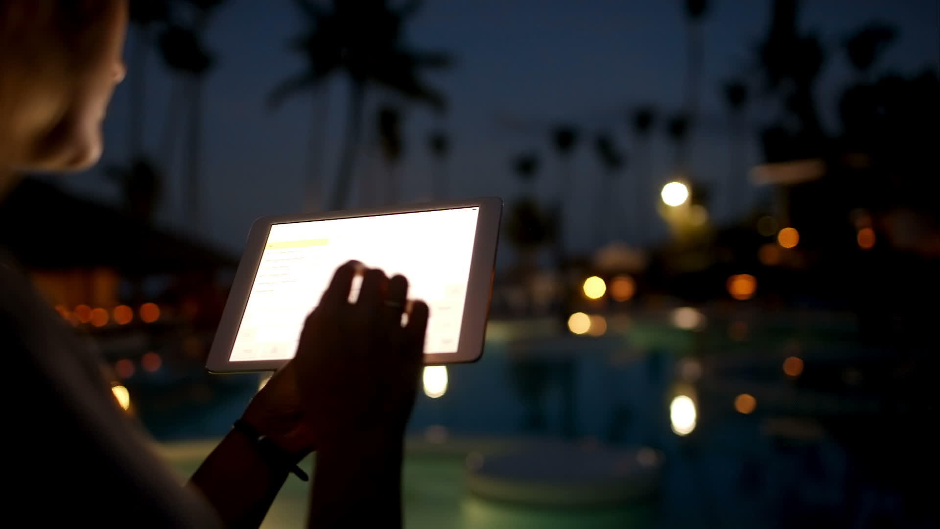 深夜游客和妇女在热带度假区坐垫视频的预览图